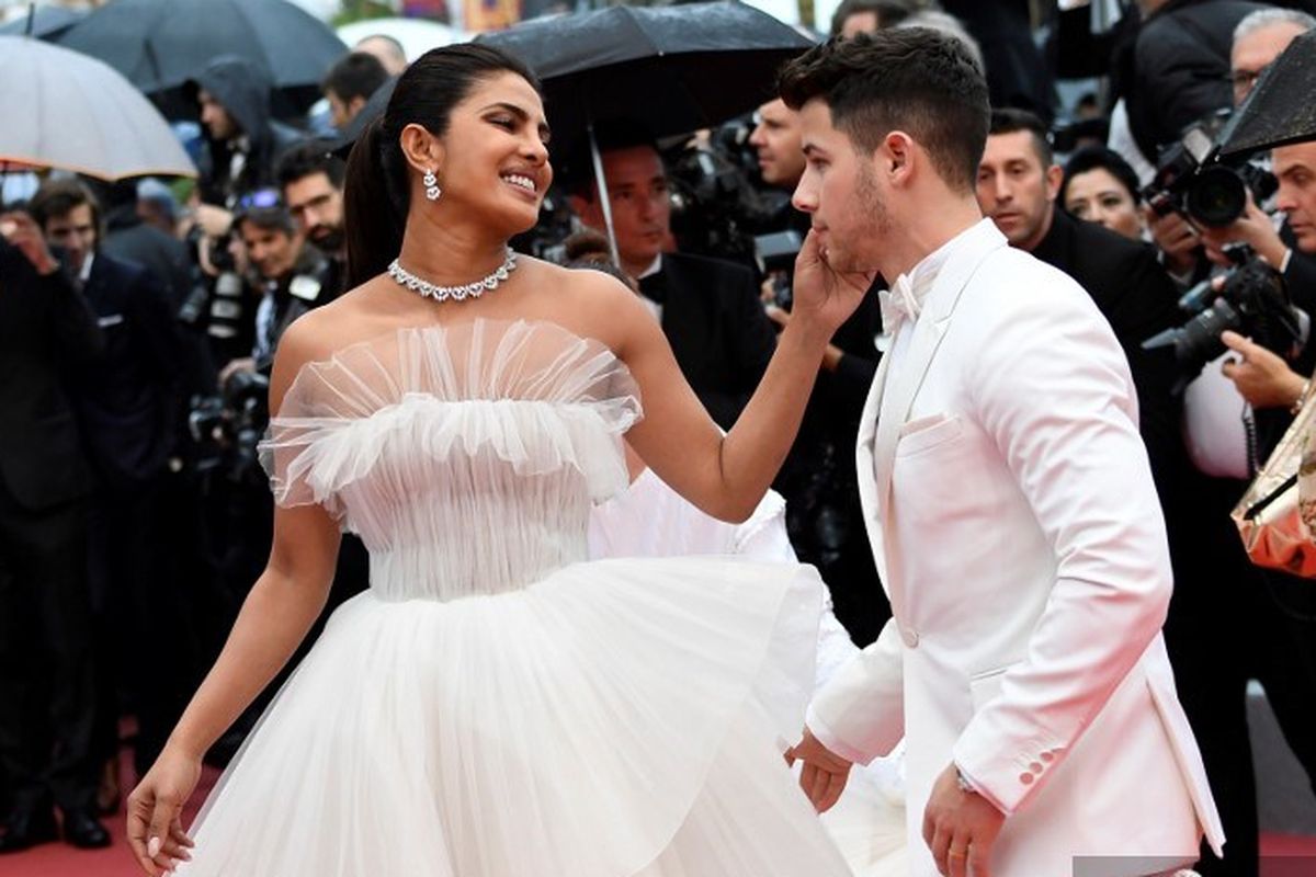 Aktris asal India Priyanka Chopra  dan suaminya penyanyi AS Nick Jonas menghadiri pemutaran film The Best Years of a Life (Les Plus Belles Annees DUne Vie) di Festival Film Cannes, Perancis, pada 18 Mei 2019. 