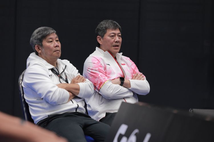 Herry Iman Pierngadi dan Aryono Miranat saat mendampingi Leo Rolly Carnando/Daniel Marthin pada perempat final Singapore Open 2023 di Singapore Indoor Stadium, Jumat (9/6/2023). 