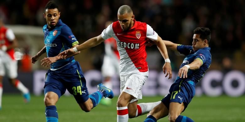 Bek AS Monaco, Layvin Kurzawa (tengah) saat mencoba mengamankan bola dari penjagaan pemain Arsenal, Alexis Sanchez (kanan), pada leg kedua 16 besar Liga Champions, di Stade Louis II, Selasa (17/3/2015). 