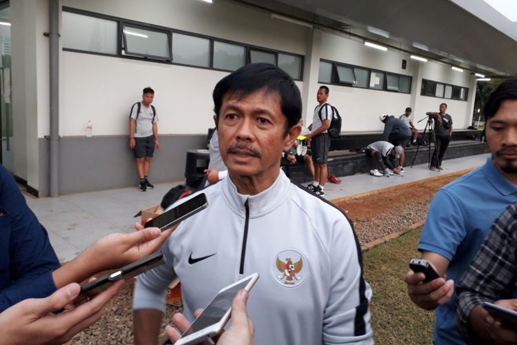 Pelatih tim nasional U-19 Indra Sjafri usai memimpin latihan di Lapangan ABC, Senayan, Jakarta, Rabu (3/10/2018).