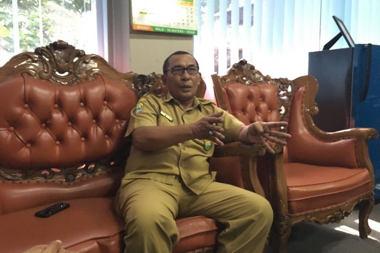Kepala Dinas Kependudukan dan Catatan Sipil Kota Bekasi, Erwin Effendi di Gedung Disdukcapil Kota Bekasi, Senin (3/7/2017).