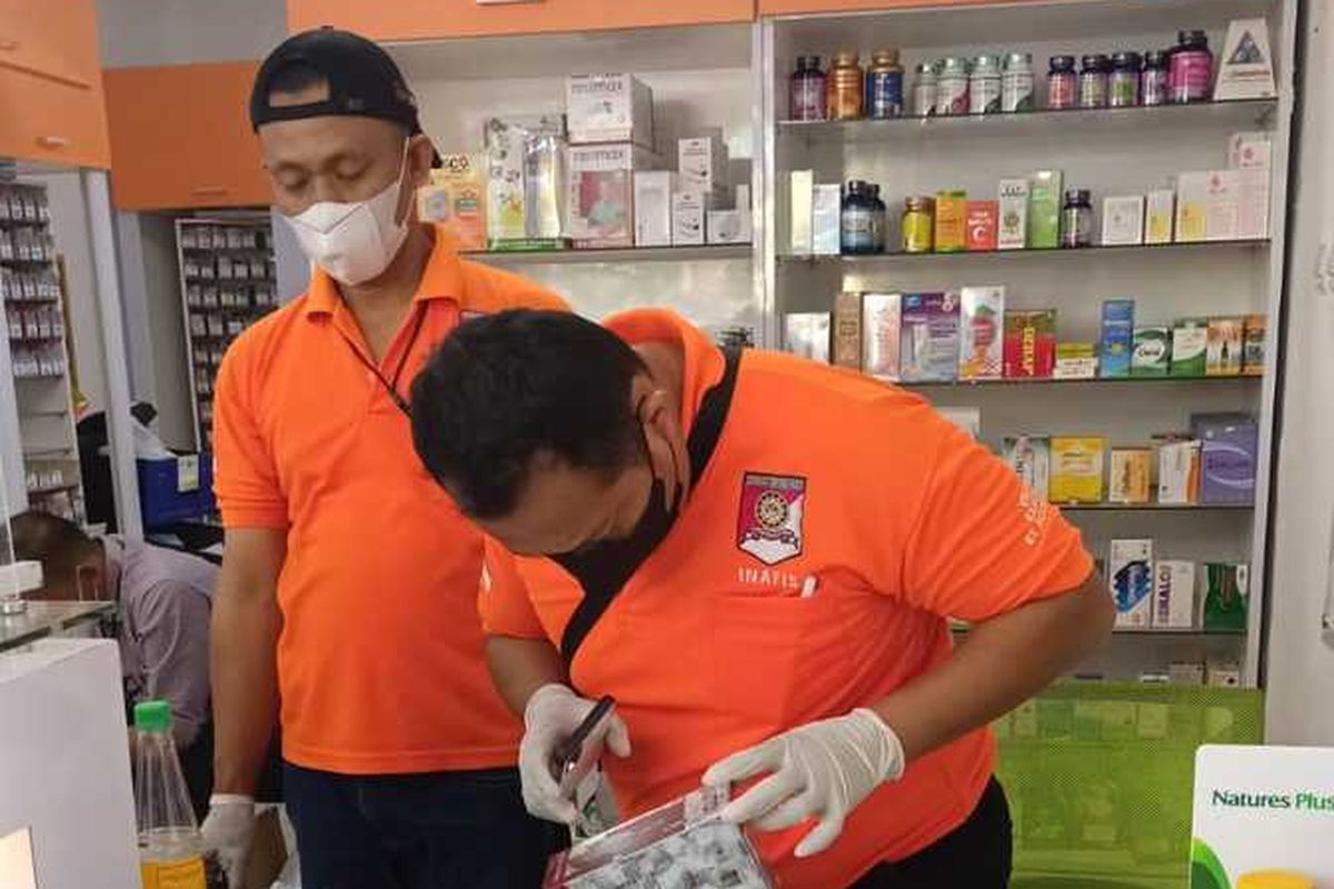 Satuan Resmob Direktorat Reserse Kriminal Umum (Ditreskrimum) Polda Sulsel menembak salah seorang dari 3 orang pelaku pembobol apotik di Jl Hertasning Makassar.