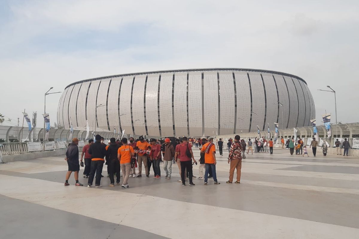 Para pengunjung sedang berfoto di depan Jakarta International Stadium (JIS), Tanjung Priok, Jakarta Utara, sebelum menyaksikan Trofeo Silaturahmi Jakarta pada Sabtu (7/5/2022).