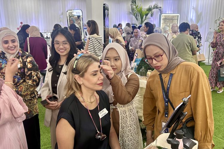 Kunjungan Istri Duta Besar Asing ke ParagonCorp melalui acara bertajuk ‘Light From Heart to The World’, digelar di Paragon Innovation and Manufacture Center, Jatake 6, Tangerang, Banten, pada Selasa (29/4/2025).