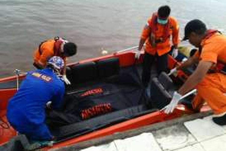 Tim SAR saat mengevakuasi korban musibah terbaliknya KM Muara Jaya di muara Sungai Kapuas (20/3/2016).
