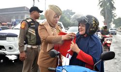 Menjelang HUT Ke-78 RI, Pemkot Metro Bagikan Ratusan Bendera Merah Putih kepada Masyarakat