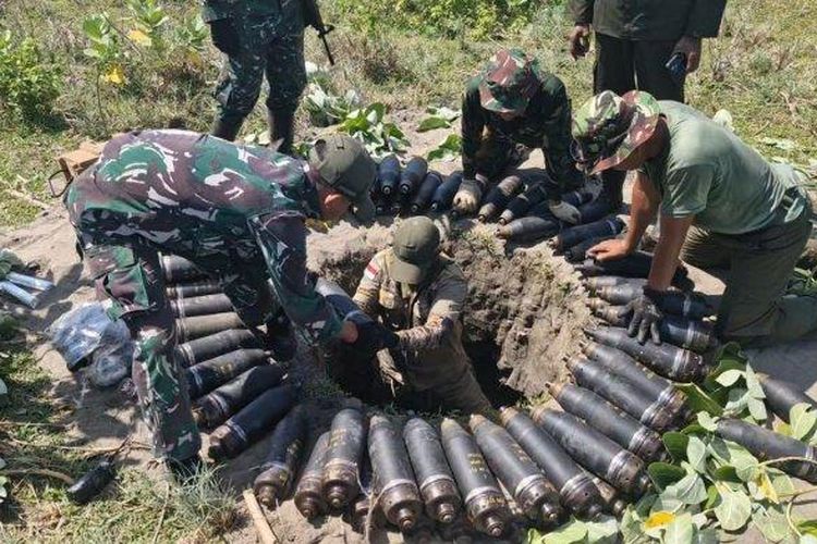 Bagaimana Bisa Ada Warga Sipil di Area Ledakan Amunisi Kedaluwarsa di Garut?