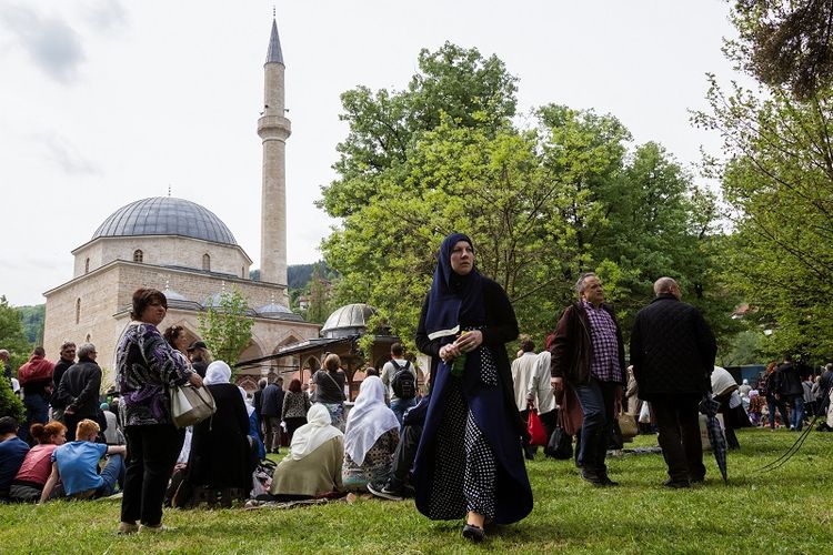 Jemaah menunggu upacara pembukaan Masjid Aladza yang sebelumnya hancur pada awal perang Bosnia di Foca, Bosnia dan Herzegovina, Sabtu (4/5/2019). (REUTERS/Stevo Vasiljevic)