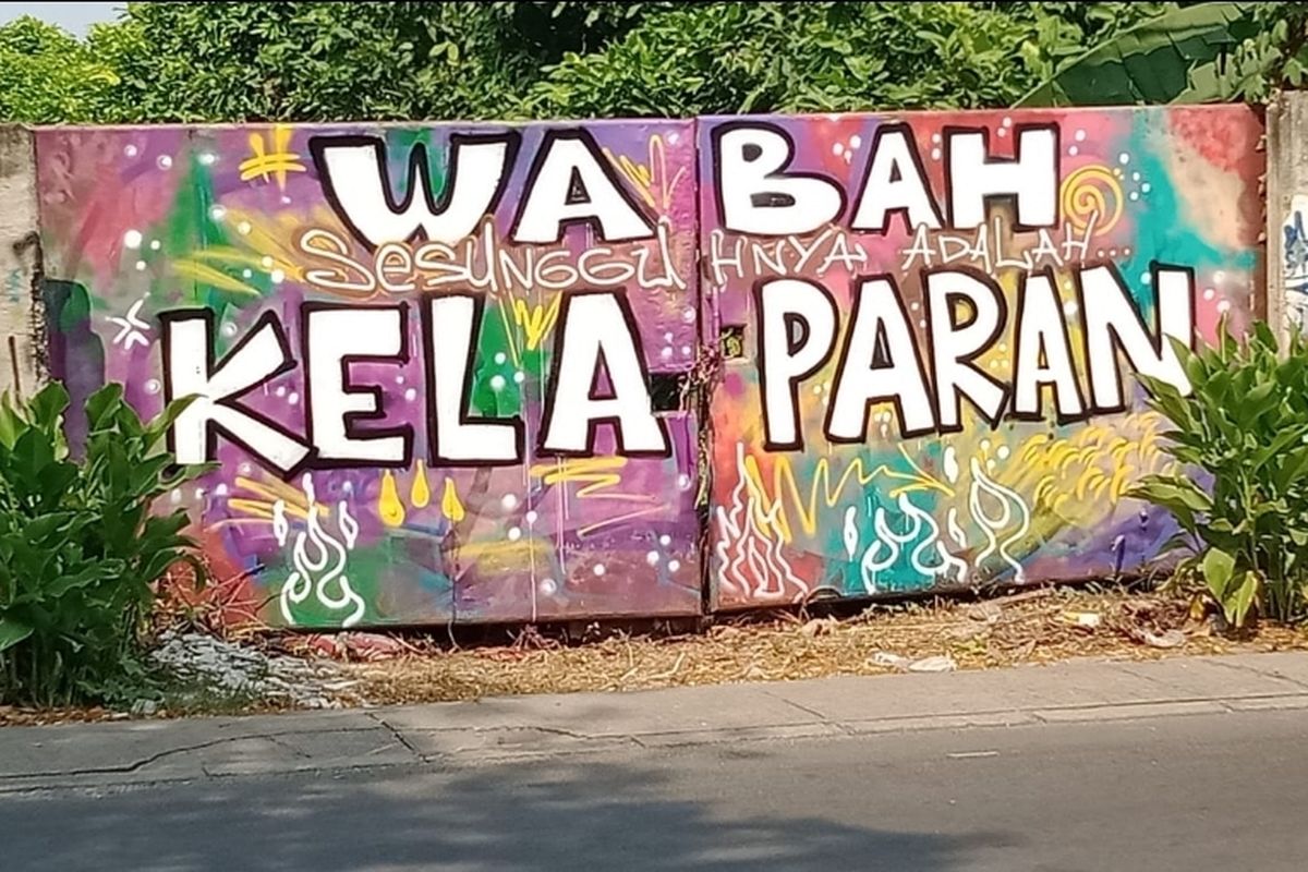 Sebuah mural bertuliskan 'WABAH SESUNGGUHNYA ADALAH KELAPARAN' terletak di Parung Serab, Ciledug, Kota Tangerang. Pihak Kecamatan Ciledug telah menutup mural itu pada Selasa (17/8/2021).