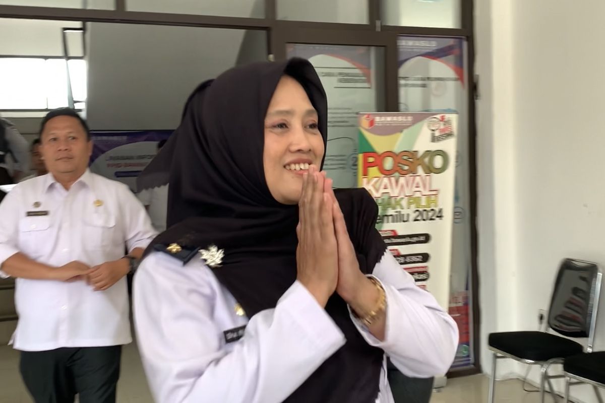 Camat Rawalumbu Nia Aminah memilih bungkam saat ditanya awak media berkait persoalan pamer jersey nomor punggung 2 usai pemeriksaan di Gedung Bawaslu Kota Bekasi, Bekasi Selatan, Rabu (10/1/2024).
