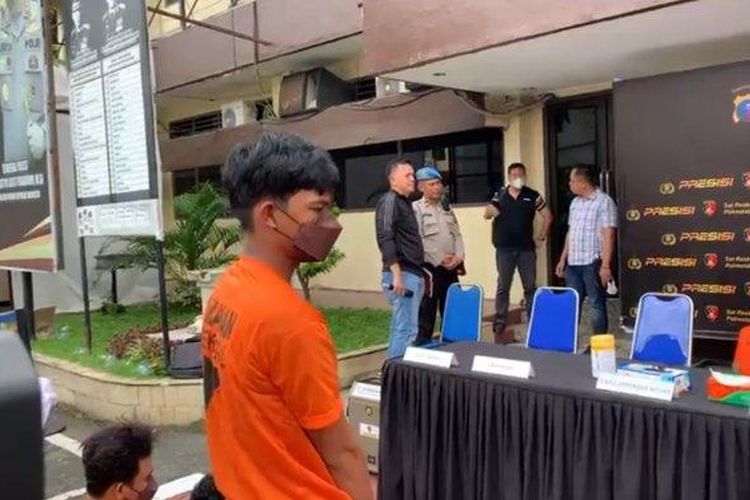 M, mantan ketua gng motor SL memakai baju tahanan, diamankan bersama dengan empat temannya, Minggu (27/11/2022). 

