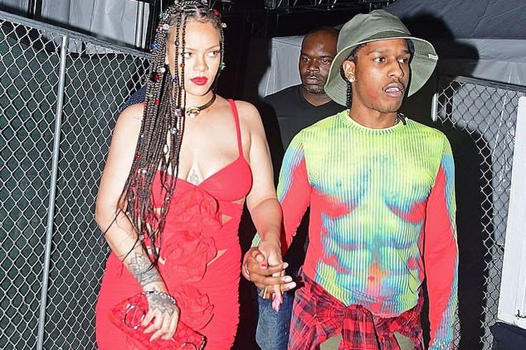 Rihanna tampil seksi dan memukau dengan minidress perpaduan warna merah dan merah muda dari Magda Butrym saat kencan dengan Asap Rocky.