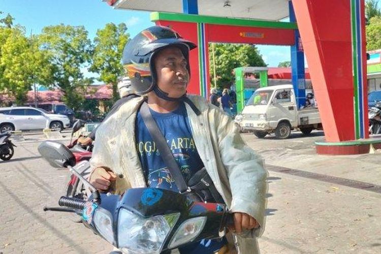 Seorang warga asal Kota Padang Sumatera Barat (Sumbar) Boy Taqwa (54) saat diwawancarai wartawan di SPBU Kampung Pondok Kota Pariaman, Jumat (1/4/2022). 

