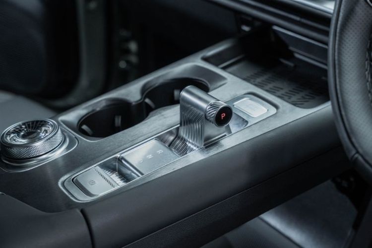 Tuas transmisi elektronik BAIC BJ30 Hybrid hadir dengan desain unik bergaya baling-baling, menawarkan pengalaman berkendara yang futuristik dan ergonomis. Dipadukan dengan konsol tengah premium, setiap detail di kabin BJ30 menunjukkan ketangguhan dan kecanggihan SUV hybrid generasi baru. 