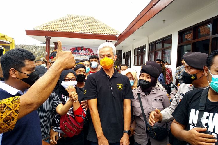 Gubernur Jawa Tengah Ganjar Pranowo berfoto bersama pendukung dan peziarah di halaman Makam Bung Karno, Minggu (24/10/2021)