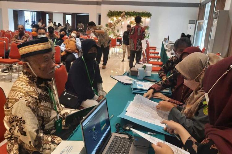 Pasangan lansia mengikuti Isbat Nikah yang diadakan oleh Disdukcapil Kota Magelang, Jawa Tengah, di Gedung Wanita Kota Magelang, Kamis (8/12/2022)