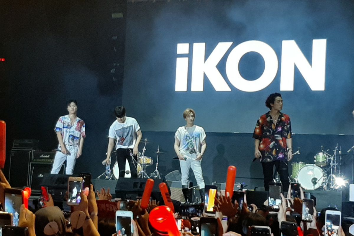 Boyband iKON tampil sebagai penutup GudFest 2019 hari pertama yang digelar di Helipad Parking Ground GBK Senayan, Jakarta, Sabtu (2/11/2019) malam.