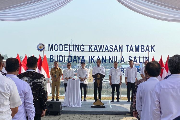 Presiden Joko Widodo dalam peresmian modeling kawasan tambak budi daya ikan nila salin di Balai Layanan Usaha Produksi Perikanan Budi Daya (BLUPPB), Karawang, Jawa Barat, Rabu (8/5/2024). 