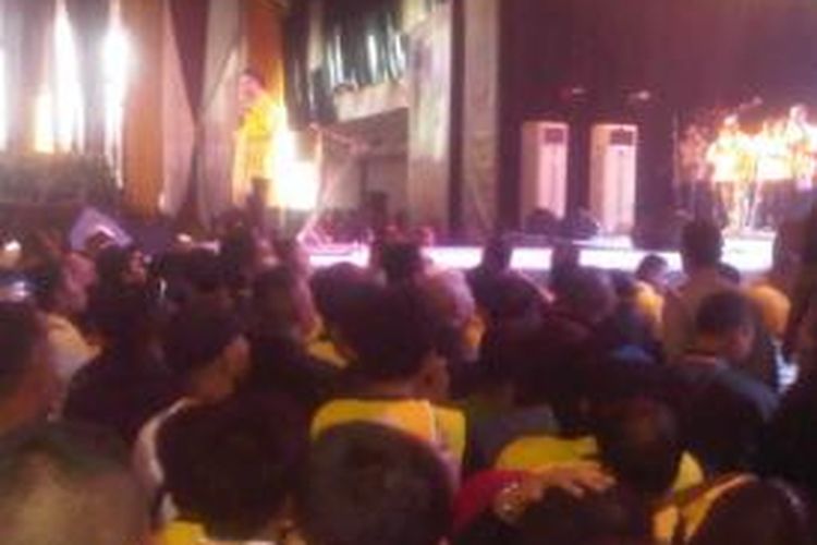 Titik Soeharto orasi di kampanye terakhir Partai Golkar di Surabaya.