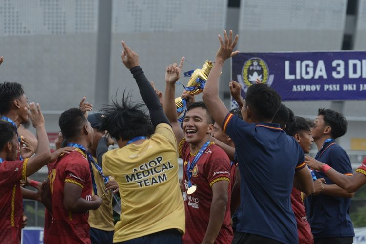 ASIOP FC berhak membawa pulang trofi juara Liga 3 2023-2024 zona DKI Jakarta usai mengalahkan Persitara Jakarta Utara dalam pertandingan final di Lapangan Latihan Jakarta International Stadium, Rabu (6/3/2024). 