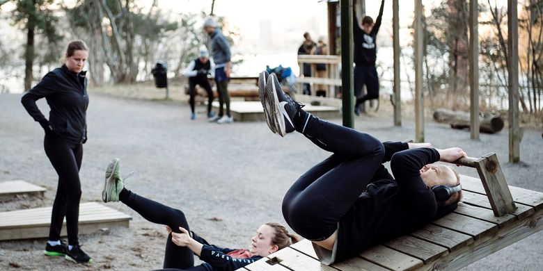 Orang-orang Swedia berolahraga di luar dengan menjaga jarak fisik, di tengah wabah virus corona yang sedang merebak. Foto diambil di Stockholm pada 6 April 2020.
