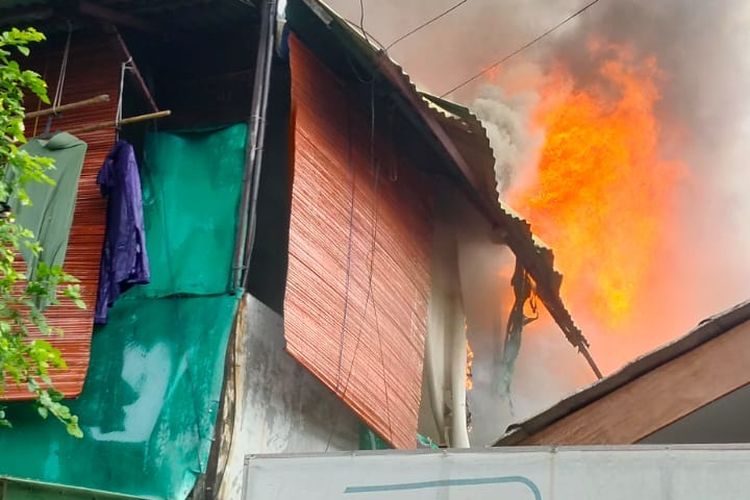 5 Rumah Terbakar di Cikini Jakpus, 24 Mobil Damkar Dikerahkan