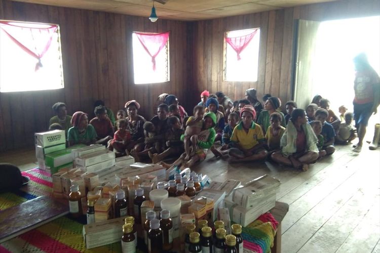 Warga di salah satu kampung di Distrik Bomela, Kabupaten Yahukimo, Papua, sedang menerima layanan kesehatan dari Tim Kesehatan yang datang untuk memastikan adanya kabar 13 warga Bomel meninggal dunia karena tidak mendapat layanan kesehatan 