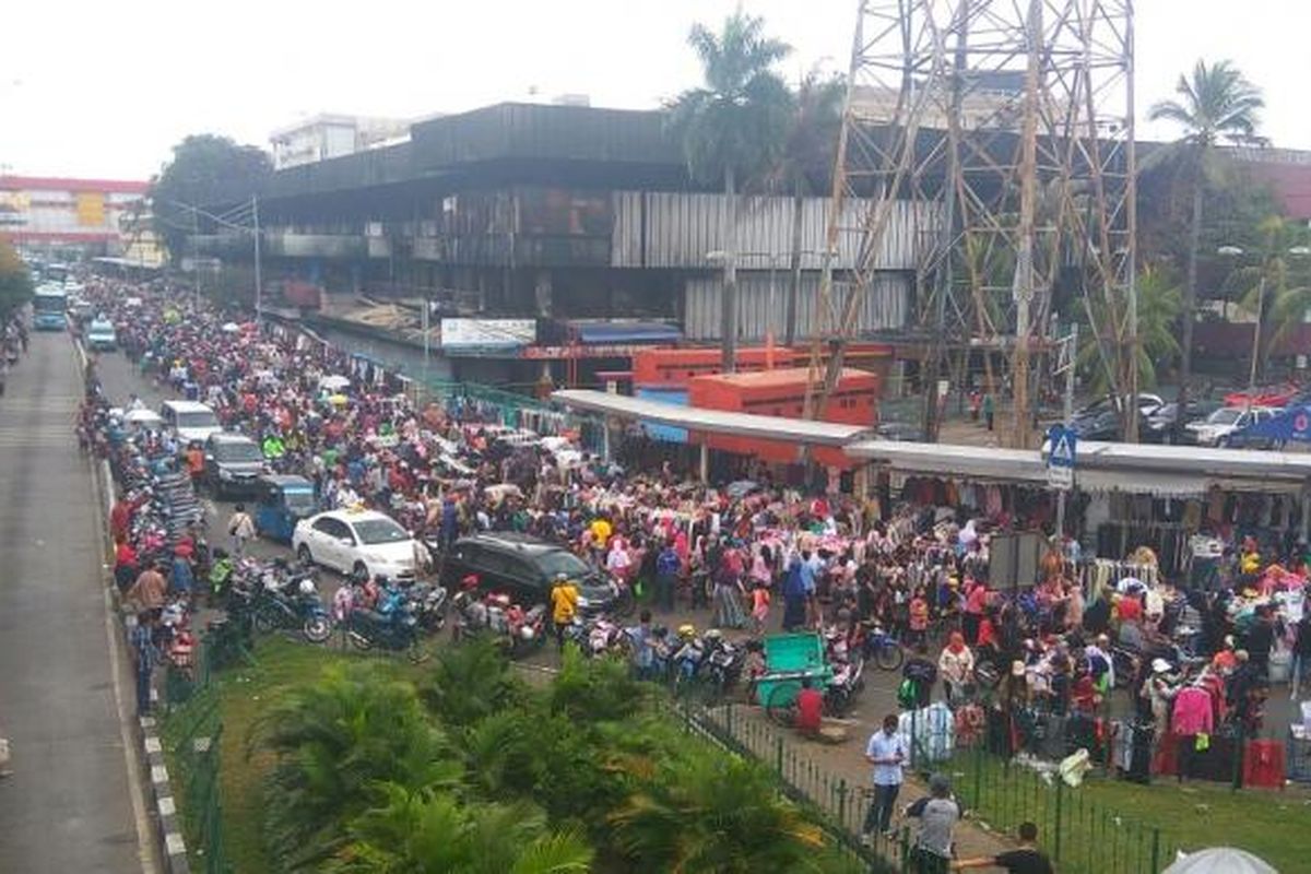 Pedagang korban terbakarnya Pasar Senen kini memilih membuka lapak di trotoar dan pinggir jalan, Minggu (22/1/2017).