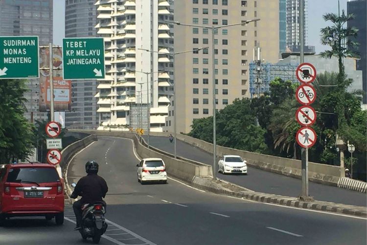 Pada Rabu (12/6/2018) beberapa pengendara sepeda motor terlihat melintasi Jalan Bebas Pabean (JLNT) di Casablanca, Jakarta Selatan.  Meskipun Jalan berjalan menuju mal lalu lintas di Dr. Satrio 