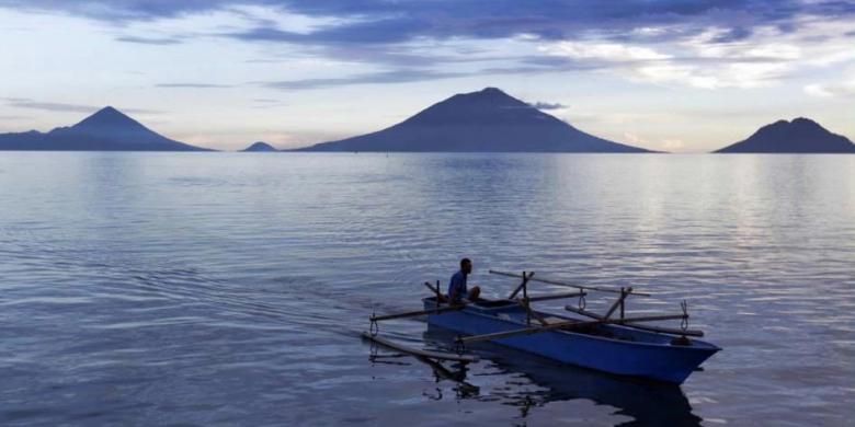 Nelayan usai berlayar di tepi laut Bobanahena, Halmahera Barat, Jumat (17/5/2013). Bobanahena merupakan salah satu tempat yang banyak dikunjungi oleh wisatawan yang datang ke Festival Teluk Jailolo 2013.