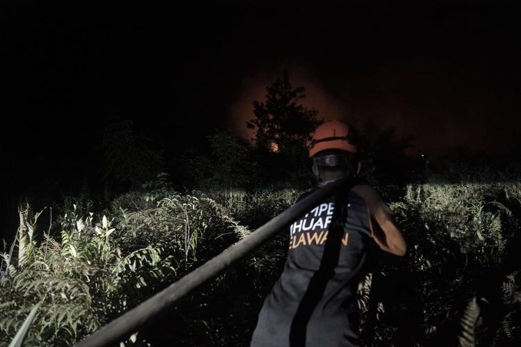 Menembus Asap dan Bara 'Gaib' Gambut: Cerita Pantang Mundur Relawan DMC Dompet Dhuafa di Kotim