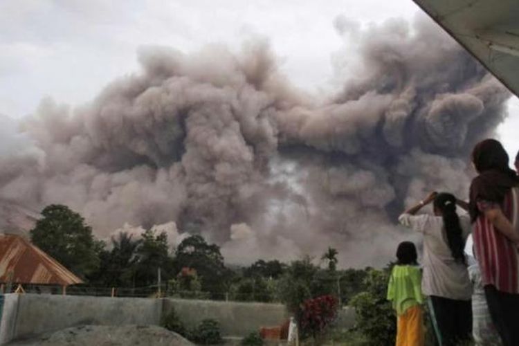 Warga melihat luncuran awan panas Gunung Sinabung dari Desa Tiga Serangkai, Karo, Sumut, 13 Juni 2015. Gunung Sinabung yang kini masih berstatus Awas masih mengalami peningkatan aktivitas.