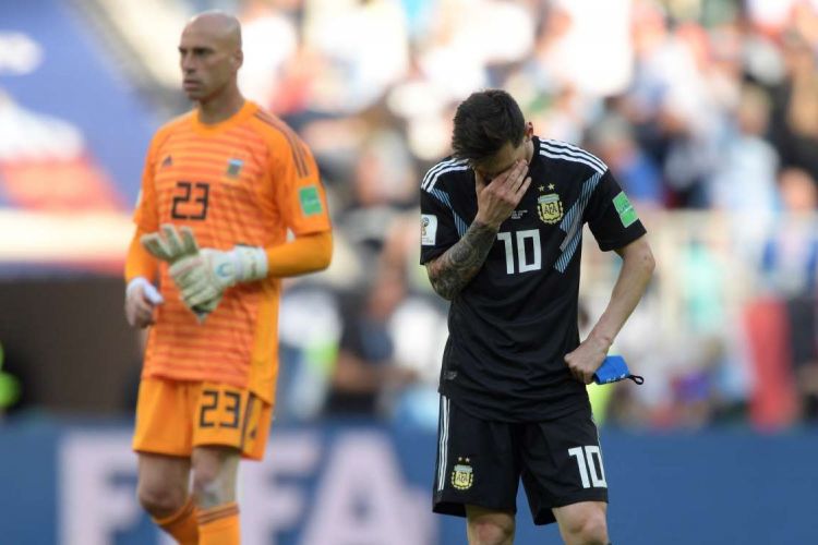 Reaksi pemain Argentina Lionel Messi seusai laga pertandingan Argentina melawan Islandia, penyisihan Grup D Piala Dunia 2018 di Otkrytiye Arena, Sabtu (16/6/2018). Pertandingan berakhir imbang 1-1, setelah Messi gagal memanfaatkan peluang tendangan penalti pada babak kedua.