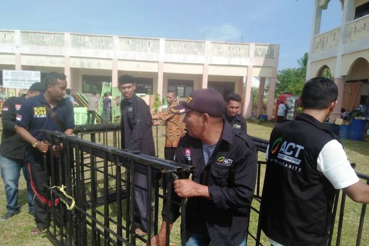 Relawan memasang pagar di gedung baru Pesantren AN, Buket Rata, Kecamatan Blang Mangat, Kota Lhokseumawe, Kamis (24/7/2019).