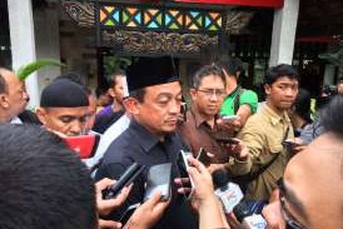 Ketua Gerakan Nasional Pengawal Fatwa Majelis Ulama Indonesia (GNPF-MUI) Bachtiar Nasir usai konferensi pers di Restoran Pulau Dua, Jakarta, Sabtu (5/11/2016).