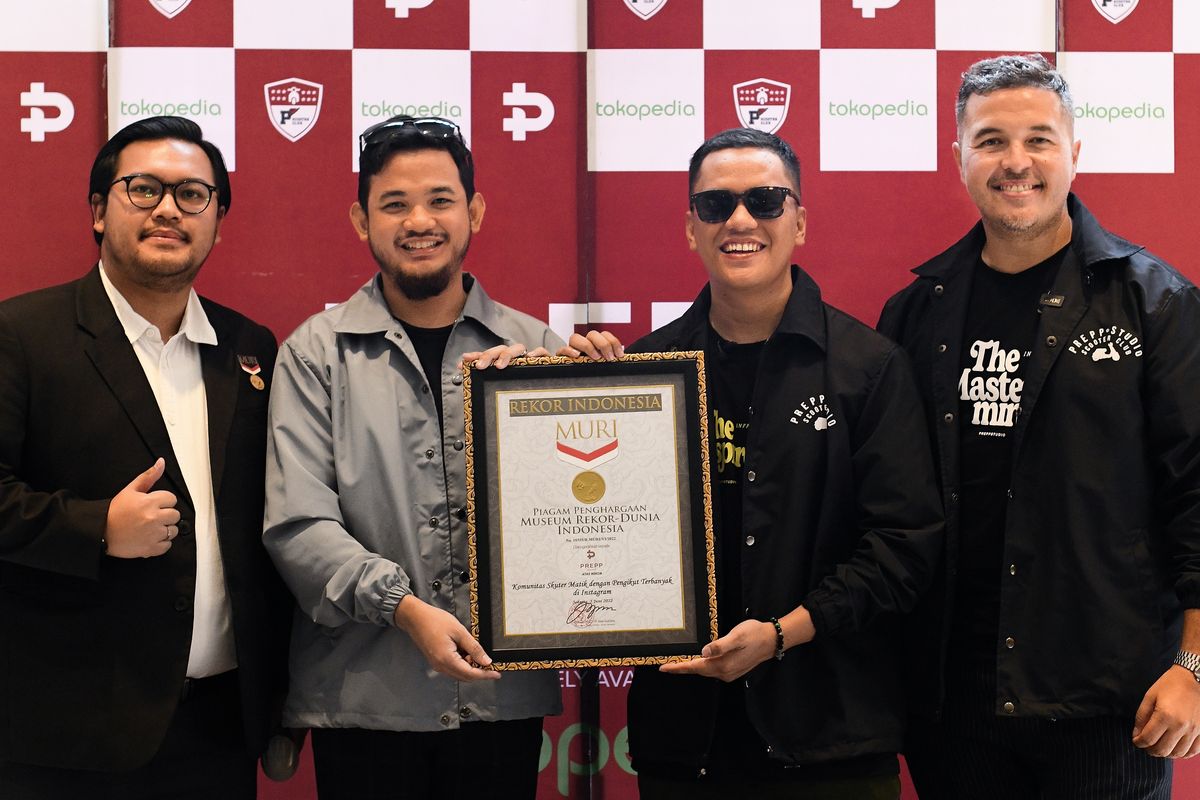 Prepp Scooter Club (PSC) tengah menerima piagam penghargaan dari MURI untuk pemecahan rekor Komunitas Skuter Matik dengan Pengikut Terbanyak di Instagram.