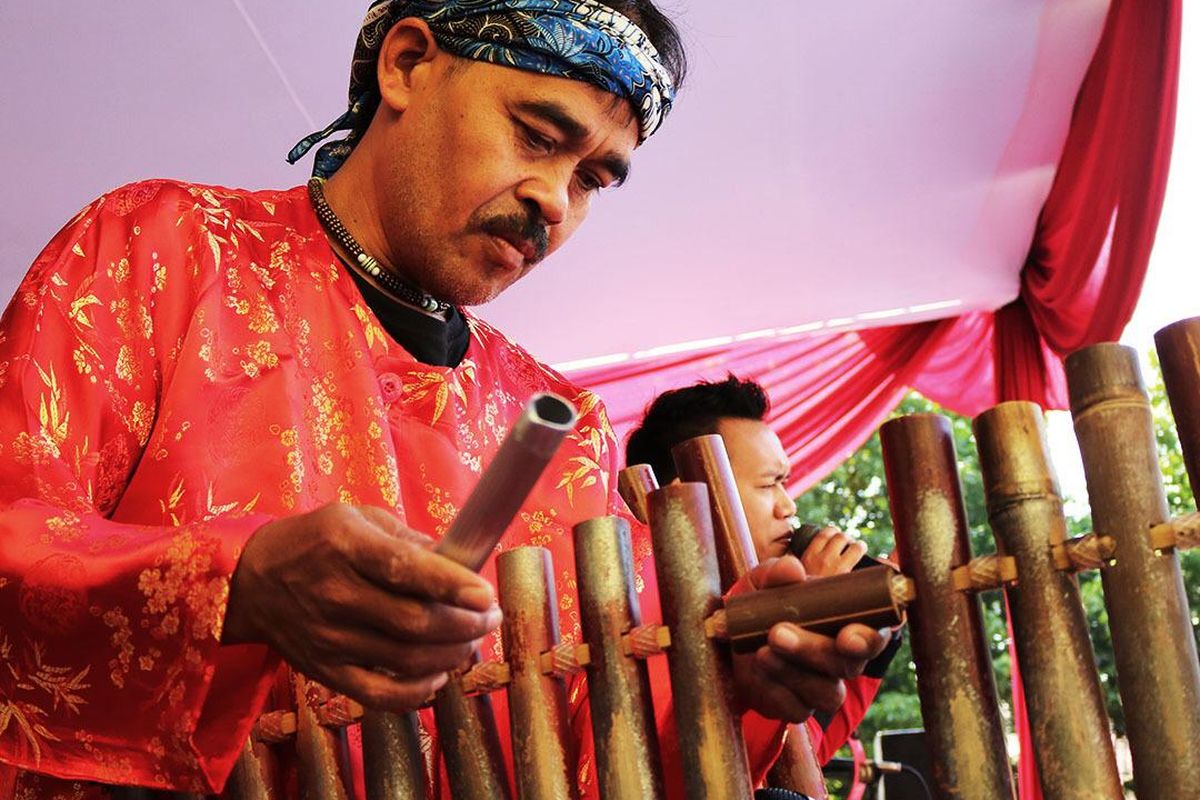 Ilustrasi pemain calung.