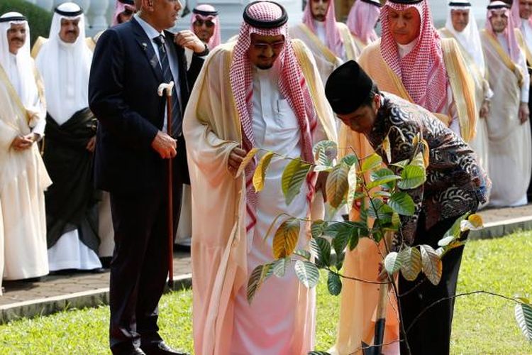 Presiden Indonesia Joko Widodo (kanan) bersama Raja Arab Saudi Salman bin Abdulaziz al-Saud menanam pohon ulin di halaman Istana Kepresidenan, Jalan Medan Merdeka Utara, Kamis (2/3/2017).