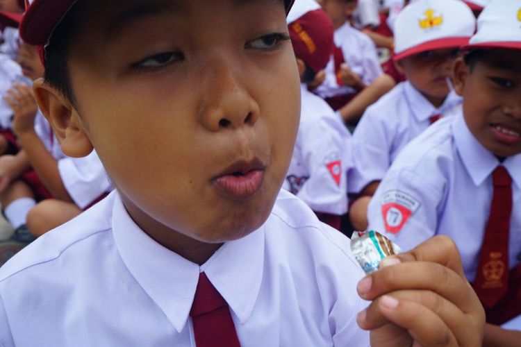 Salah satu siswa saat minum obat cacing bersama-sama.