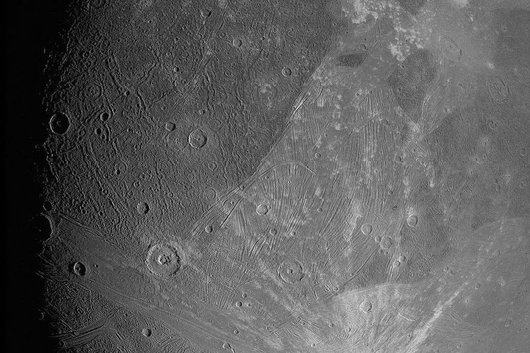 Gambar bulan Jovian Ganymede ini diperoleh oleh pencitra JunoCam di atas pesawat ruang angkasa Juno NASA selama terbang melintasi bulan es pada 7 Juni 2021.