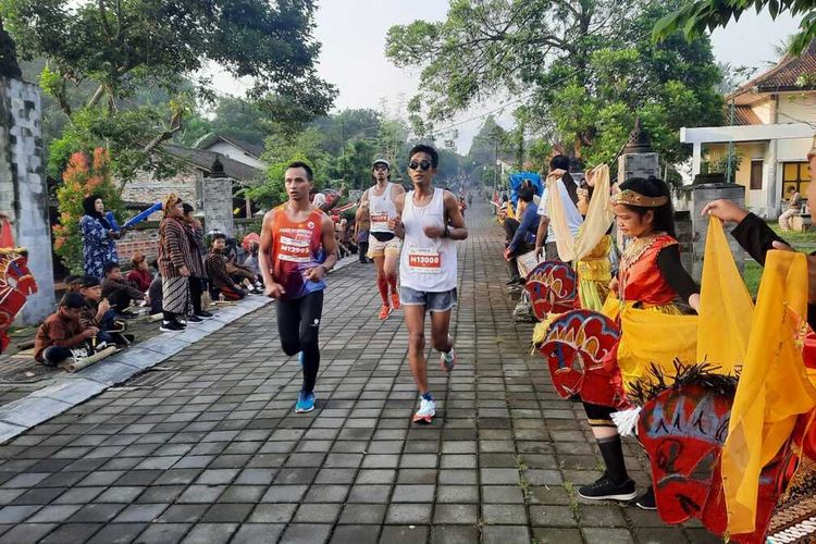 Cheering SD Ringinputih 2 Borobudur menyambut pelari Borobudur Marathon 2022, Minggu (13/11/2022)