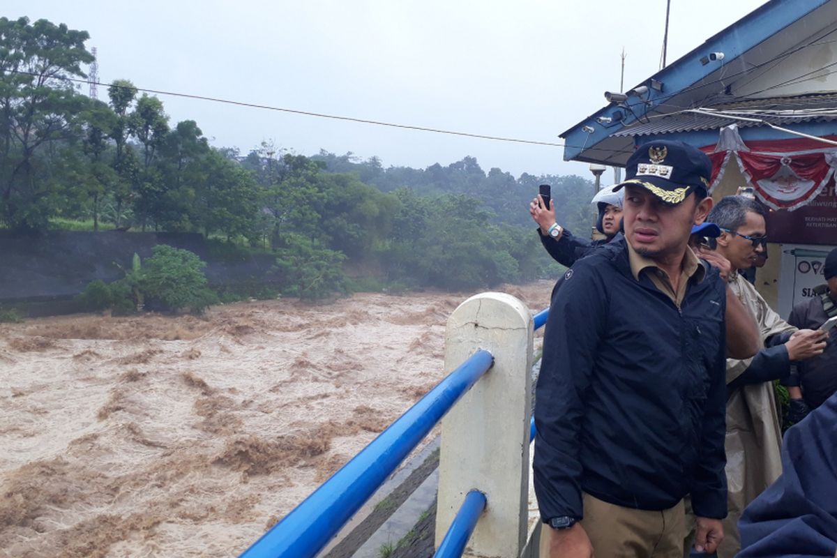 Wali Kota Bogor Bima Arya Sugiarto saat meninjau kondisi Bendungan Katulampa, Senin (5/2/2018). Curah hujan yang cukup tinggi sejak Minggu (4/2/2018) hingga pagi tadi membuat ketinggian muka air di Bendungan Katulampa naik menjadi 220 sentimeter atau berstatus siaga satu.