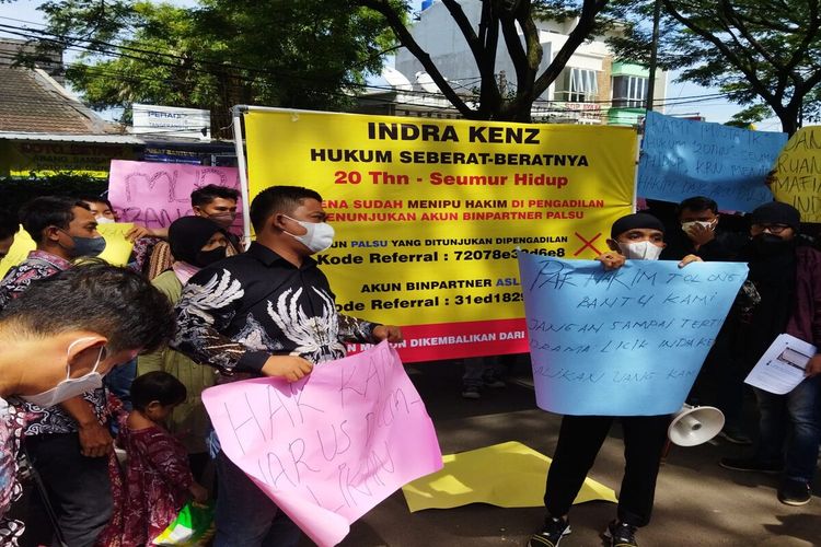Puluhan korban terdakwa Indra Kenz dalam kasus investasi bodong binary option berkumpul dan melakukan aksi di depan Pengadilan Negeri Tangerang, Jumat (28/10/2022). Korban meminta hakim membela mereka dan tidak terpengaruh akan ucapan Indra Kenz.