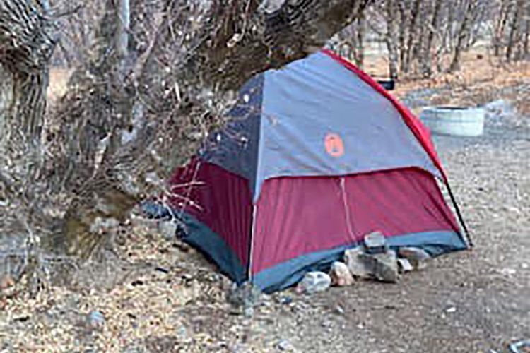 Tenda yang dipakai wanita hilang di Utah, Amerika Serikat, selama 6 bulan. Ia ditemukan hidup dengan memakan lumut dan rumput serta air sungai.
