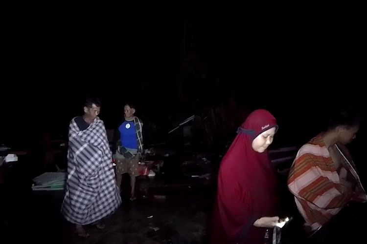 Warga korban puting beliung di Desa Lengkong, Kecamatan Bua, Kabupaten Luwu, rumahnya habis rata serata tanah, Sabtu (08/01/2022)
