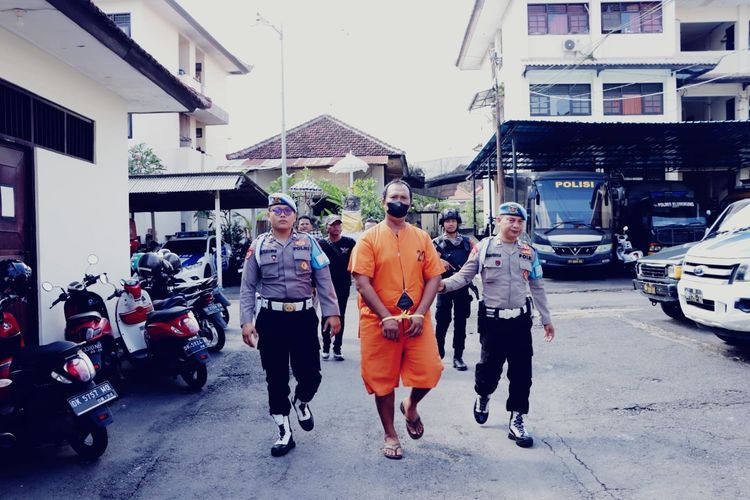 Salah satu tersangka pemalsuan dokumen kendaraan saat dihadirkan dalam konferensi pers pengungkapan kasus mobil dan sepeda motor bodong di Polres Klungkung, Bali, Sabtu (1/6/2024).