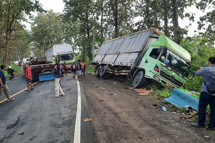 Sebuah truk boks berisi minyak goreng tergelincir di daerah Kalimodang, Kecamatan Sambong, Kabupaten Blora, Jawa Tengah, pada Rabu (27/4/2022)