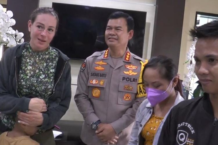 Wisatawan asing asal Inggris, Shannahan Dervla Sarah saat dipertemukan kembali dengan anaknya dan sopir taksi online yang membawa anaknya, Senin (26/12/2022) di Polda Bali, Kota Denpasar.