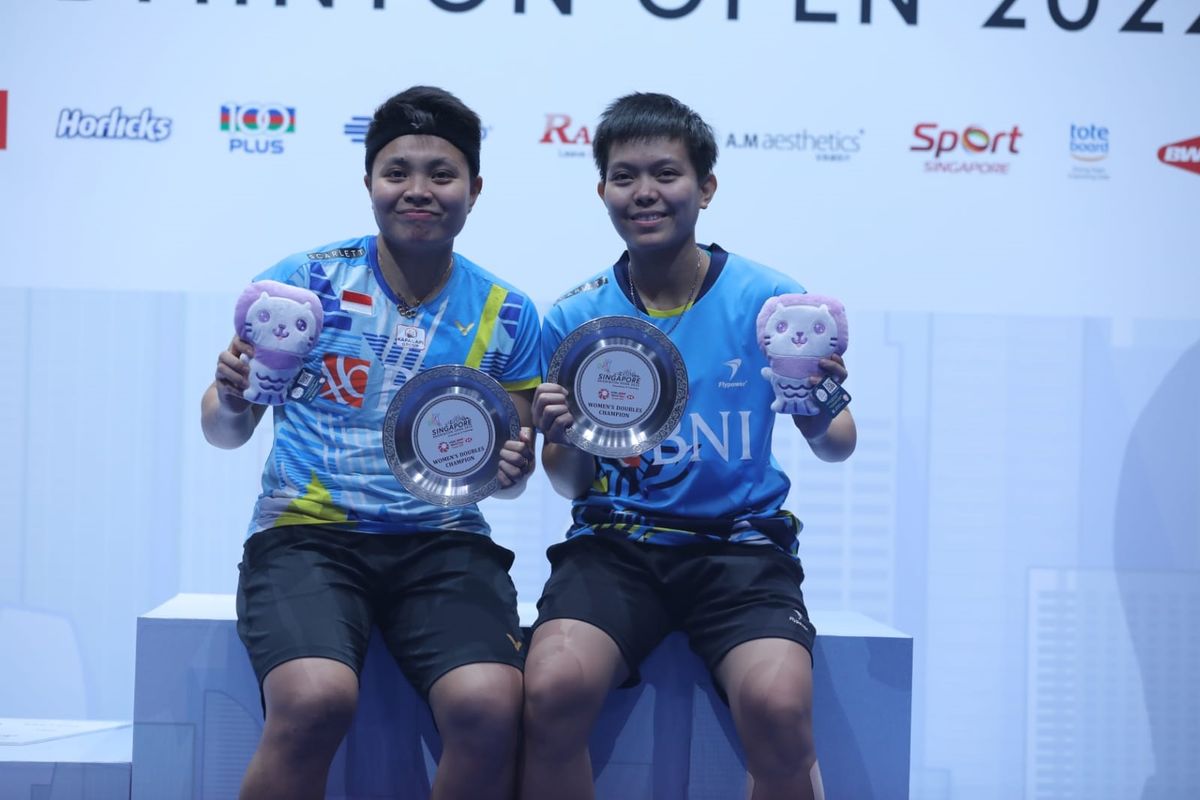 Pasangan ganda putri Apriyani Rahayu/Siti Fadia Silva Ramadhanti saat menerima trofi juara Singapore Open 2022. Apriyani/Fadia berhasil menjuarai Singapore Open 2022 setelah menumbangkan wakil China, Zhang Shu Xian/Zheng Yu dalam dua gim dengan skor 21-14, 21-17 di Singapore Indoor Stadium, Minggu (17/7/2022). Apriyani/Fadia akan kembali bertanding di Singapore Open 2023. Artikel ini berisi hasil undian Singapore Open 2023. 