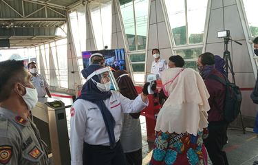 Sejumlah petugas stasiun dan gugus tugas dari TNI-POLRI tampak melakukan pemeriksaan suhu tubuh bagi penumpang KRL di Stasiun Bojonggede, Kabupaten Bogor, Jawa Barat, Selasa (9/6/2020).